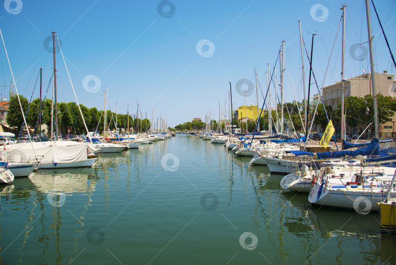 Скачать Яхты и катера в порту уже ждут вас. Море спокойное. Оправа фотосток Ozero