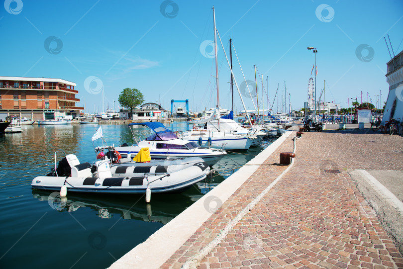 Скачать Белые яхты в порту уже ждут вас. Море спокойное. фотосток Ozero