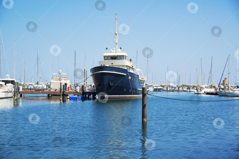 Скачать В порту вас ждет черная яхта. Море спокойное. фотосток Ozero