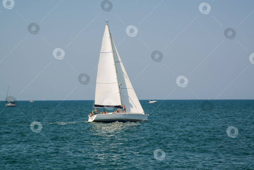 Скачать Белая яхта в открытом лазурном море недалеко от курорта Римини, Италия фотосток Ozero