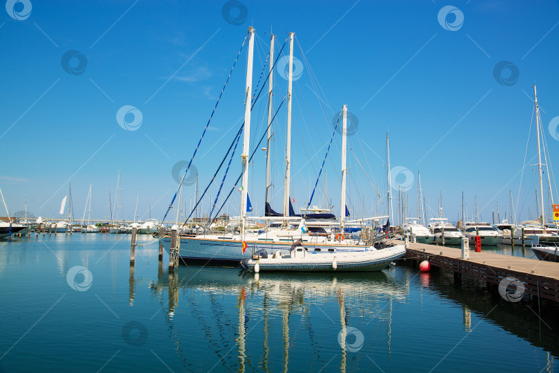 Скачать Яхты в ожидании в порту. фотосток Ozero
