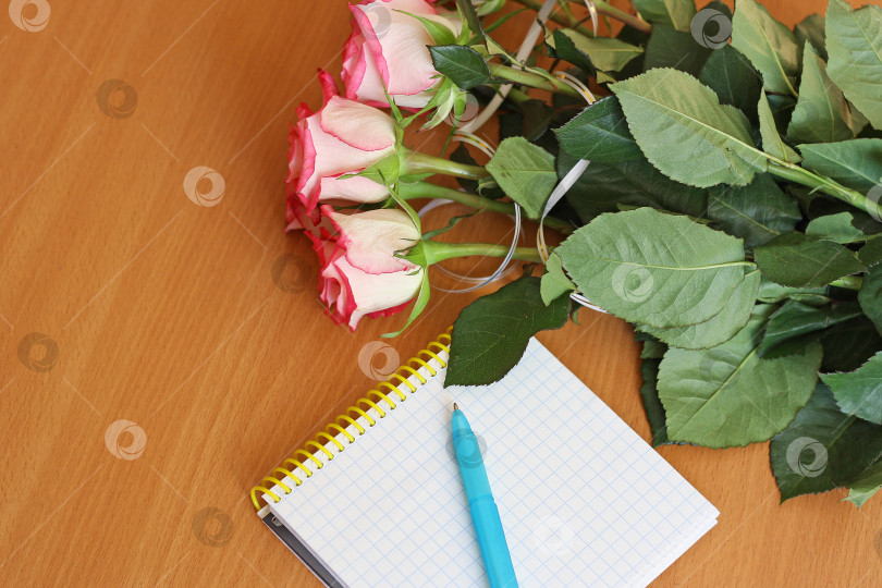 Скачать Букет цветов и блокнот с ручкой. фотосток Ozero
