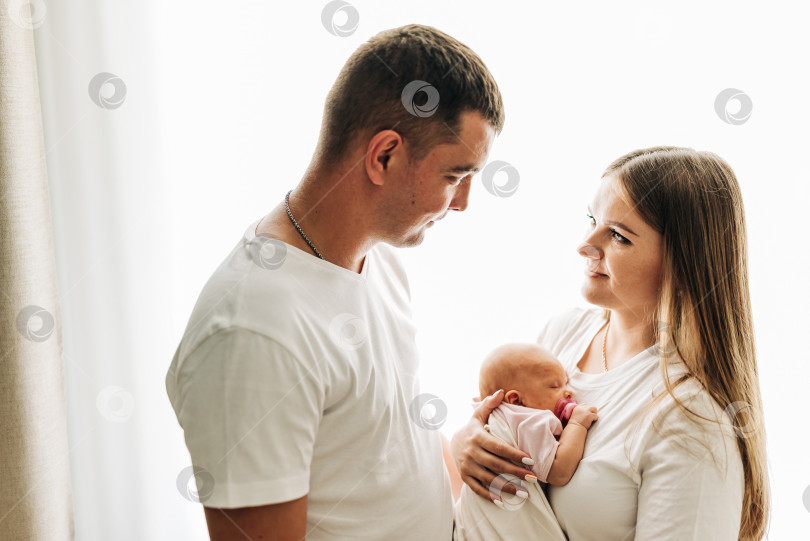 Скачать Образ жизни семейный портрет родителей с новорожденным ребенком. Счастье и любовь дома в закрытом помещении фотосток Ozero