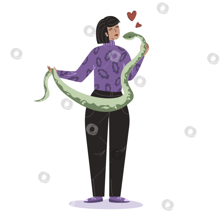 Скачать Женщина или девушка держит в руках большую симпатичную экзотическую змею. фотосток Ozero