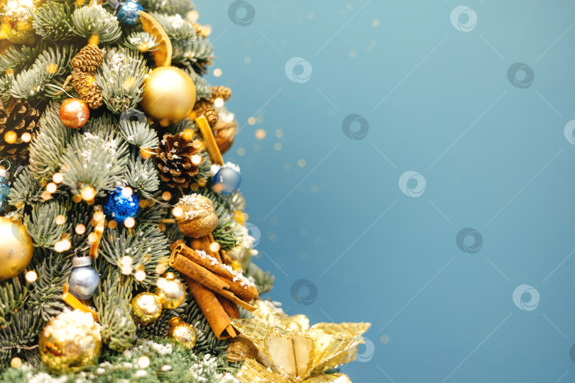 Скачать Рождественская елка ручной работы на синем фоне. фотосток Ozero
