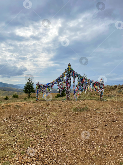 Скачать Ритуальные столбы (серж) близ озера Байкал, Россия. фотосток Ozero