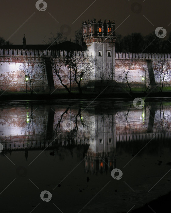 Скачать Новодевичий монастырь темным и холодным ноябрьским вечером фотосток Ozero