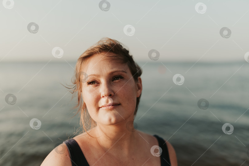 Скачать Портрет привлекательной женщины крупным планом улыбающаяся брюнетка уверенная в себе симпатичная фотосток Ozero