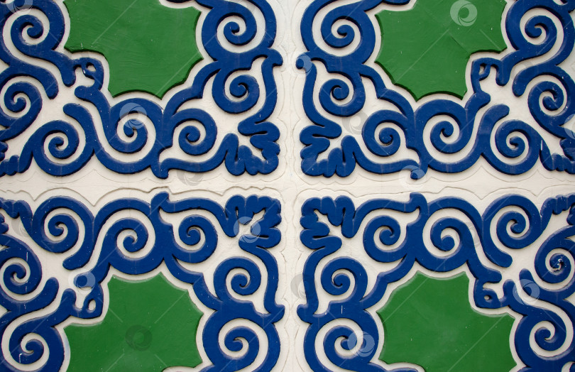 Скачать Фрагмент декоративных элементов на стене исторического здания в синих, зеленых и белых тонах фотосток Ozero