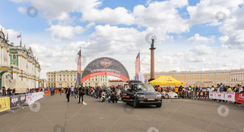 Скачать Парадное здание Harley Davidson на Дворцовой площади. фотосток Ozero