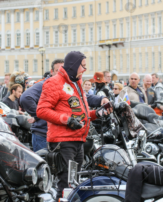 Скачать Байкер в маске. фотосток Ozero