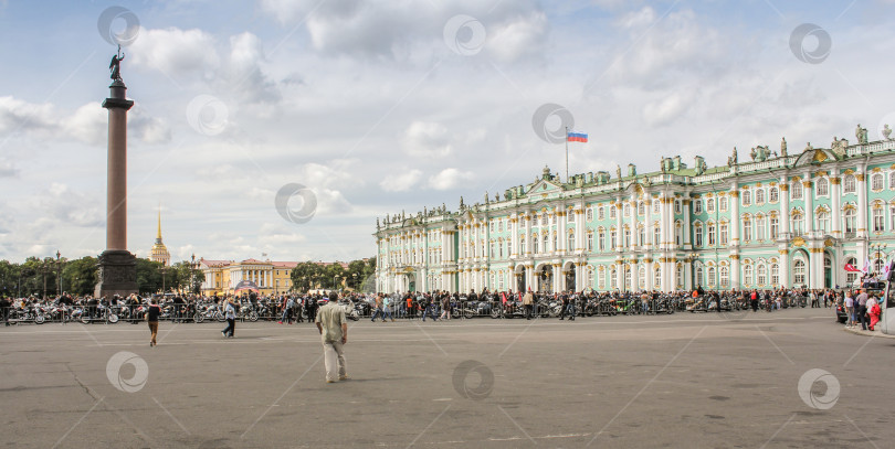 Скачать Толпа байкеров на Дворцовой площади. фотосток Ozero