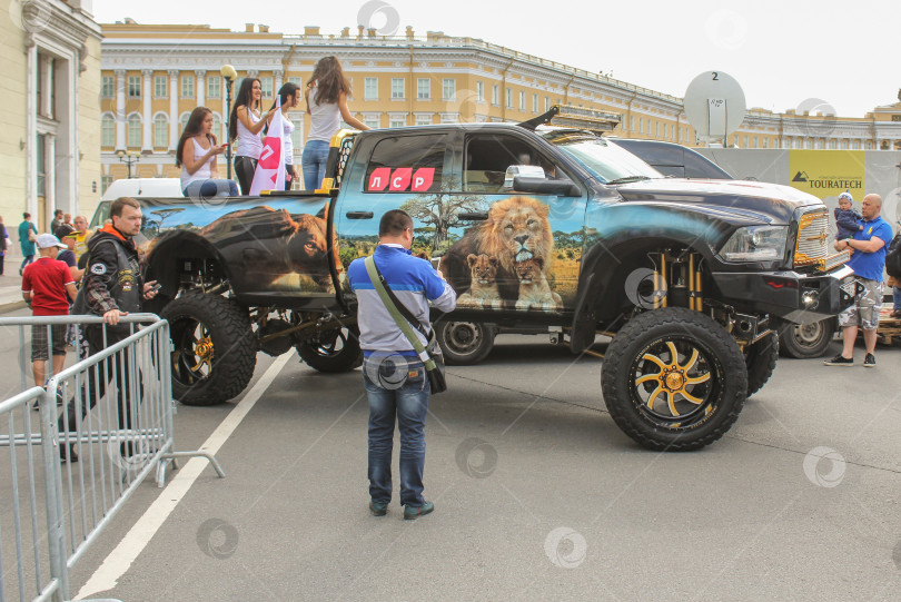 Скачать Большой тюнингованный внедорожник. фотосток Ozero