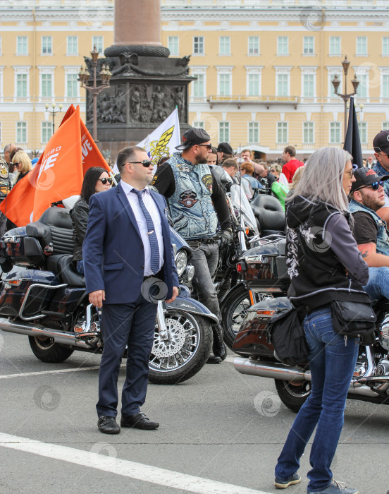 Скачать Мужчина в костюме у мотоцикла. фотосток Ozero