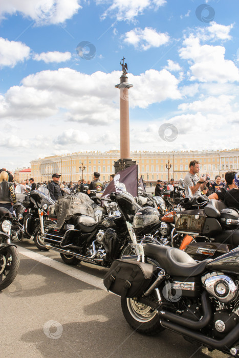 Скачать Люди и мотоциклы на Дворцовой площади. фотосток Ozero