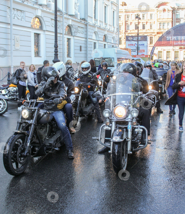 Скачать Прибыла большая группа байкеров. фотосток Ozero