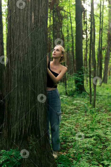 Скачать девочка-подросток в лиственной роще с деревьями фотосток Ozero