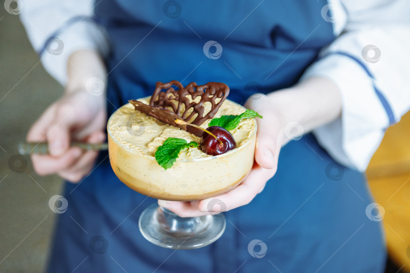 Скачать шеф-кондитер демонстрирует десерты фотосток Ozero