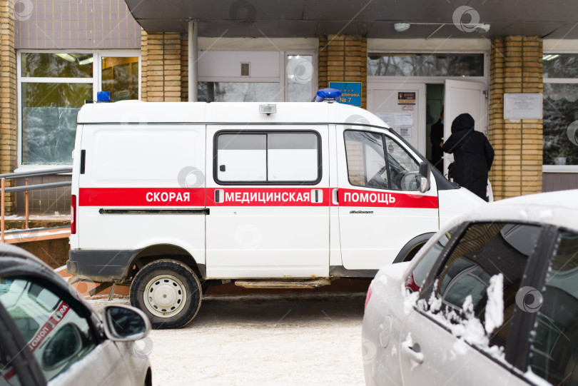 Скачать Машина скорой помощи припаркована возле больницы. Сообщение на машине скорой помощи. Россия, Смоленск 23.01.2021 фотосток Ozero