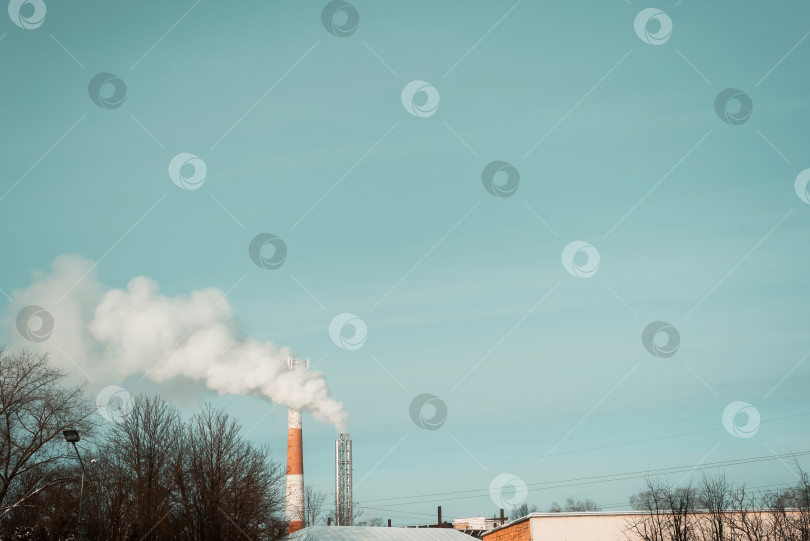 Скачать В городе на фоне голубого неба дымят фабричные трубы. Загрязнение окружающей среды. Пространство для копирования фотосток Ozero