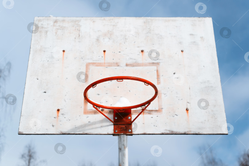 Скачать Сломанное баскетбольное кольцо в неблагополучном районе, крупный план. Концепция гетто фотосток Ozero