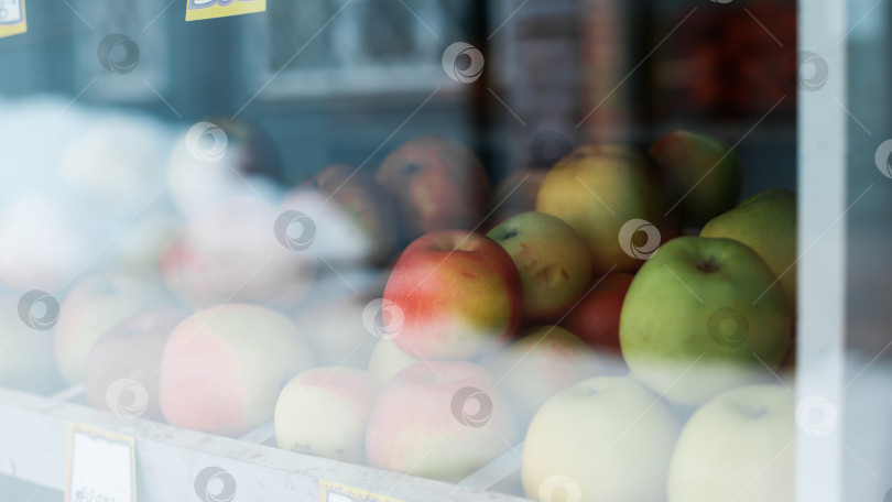 Скачать Красные и зеленые яблоки на витрине магазина. Избирательный фокус фотосток Ozero