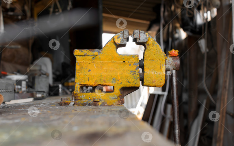 Скачать Старые железные тиски в мастерской, крупный план фотосток Ozero