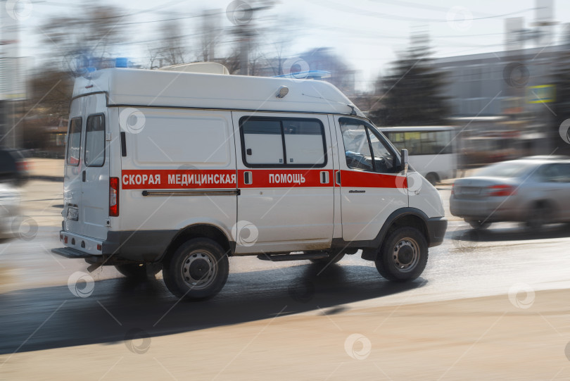 Скачать Машина скорой помощи с мигалками и сиренами едет по городу. Машина быстрого реагирования. Смоленск, Россия 04.07.2021 фотосток Ozero