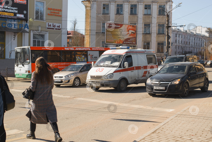 Скачать Автомобили на перекрестке в городе. Машина скорой помощи стоит на светофоре. Смоленск, Россия 04.04.2021 фотосток Ozero