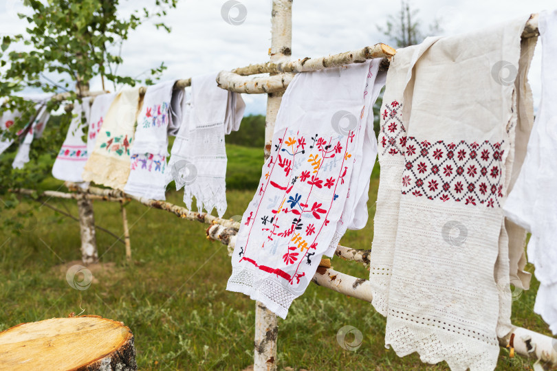 Скачать Старинные русские полотенца на деревянном заборе на открытом воздухе фотосток Ozero