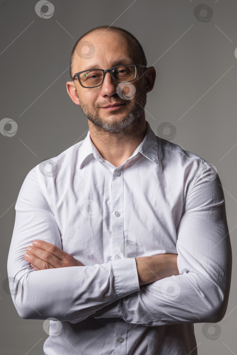 Скачать Непринужденный портрет мужчины в белой рубашке и очках с кросами фотосток Ozero