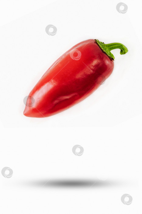 Скачать Летящий красный сладкий перец на белом изолированном фоне фотосток Ozero