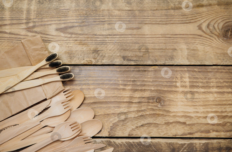Скачать Деревянные бамбуковые ложки, ножи, вилки и зубные щетки. Концепция нулевых отходов без пластика. фотосток Ozero