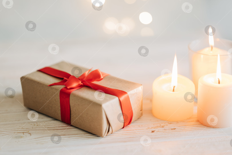 Скачать День Святого Валентина: красный рибон, романтическая подарочная коробка, свеча на белом фоне. фотосток Ozero