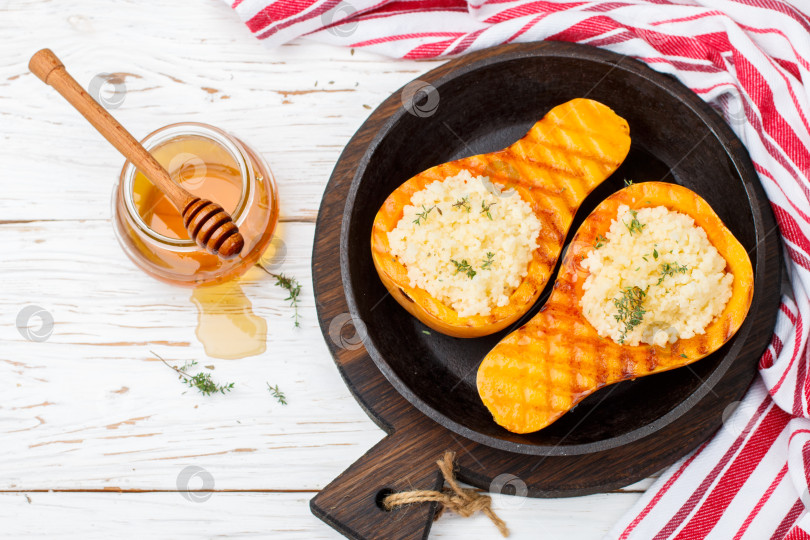 Скачать Запеченная тыква, фаршированная кускусом с медом и тимьяном. Традиция фотосток Ozero