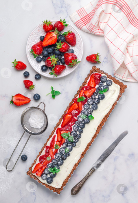 Скачать Домашний шоколадный пирог со свежими ягодами (клубникой и голубикой фотосток Ozero