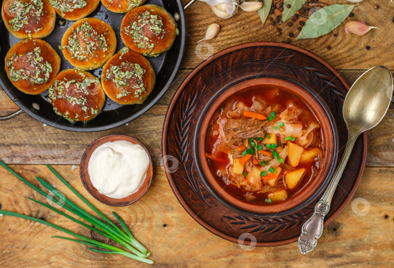 Скачать Борщ. Традиционный русский или украинский красный суп с говядиной и фотосток Ozero