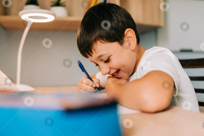 Мальчик писает. Стоковое фото № , фотограф Аlexander Reshetnik / Фотобанк Лори