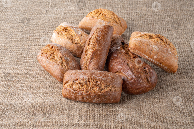 Скачать Хлеб. Традиционный хлеб на закваске, на фоне мешковины. Здоровое питание. фотосток Ozero