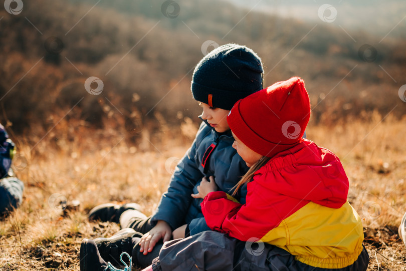 Скачать Дети на природе в парке осенью осенний сезон горы на каникулах наслаждаются свежим воздухом образ жизни фотосток Ozero