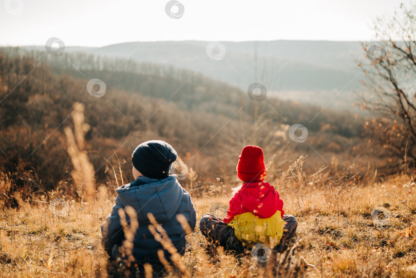 Скачать Дети на природе в парке осенью осенний сезон горы на каникулах наслаждаются свежим воздухом образ жизни фотосток Ozero