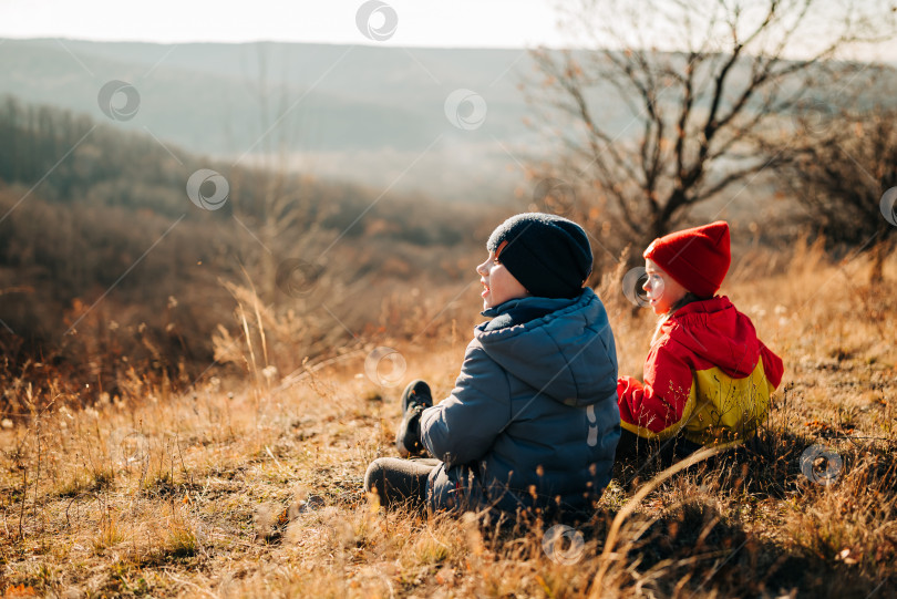 Скачать Дети на природе в парке осенью осенний сезон горы на каникулах наслаждаются свежим воздухом образ жизни фотосток Ozero