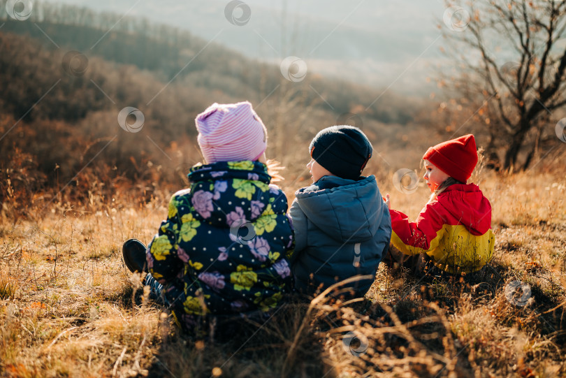 Скачать Дети на природе в парке осенью осенний сезон горы на каникулах наслаждаются свежим воздухом образ жизни фотосток Ozero