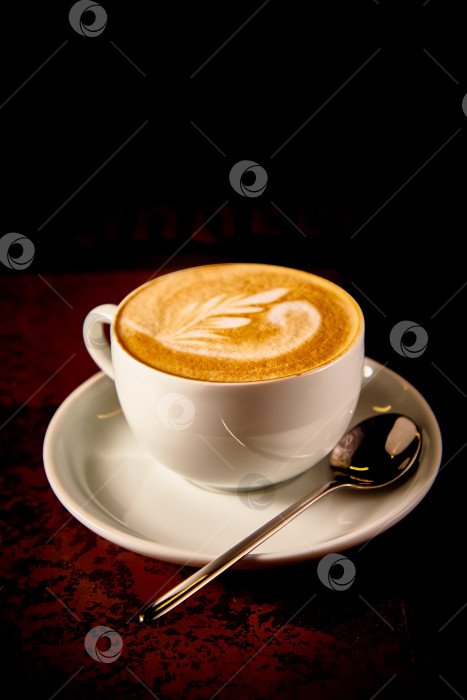 Скачать Чашка кофе капучино на темном фоне фотосток Ozero