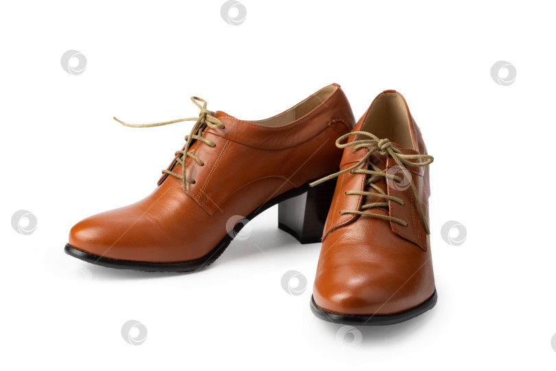 Скачать ботинки на шнуровке, кожаные ботинки, выделяющиеся на белом фоне фотосток Ozero