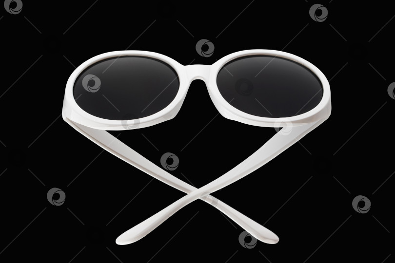 Скачать солнцезащитные очки в белой пластиковой оправе, выделяющиеся на черном фоне фотосток Ozero