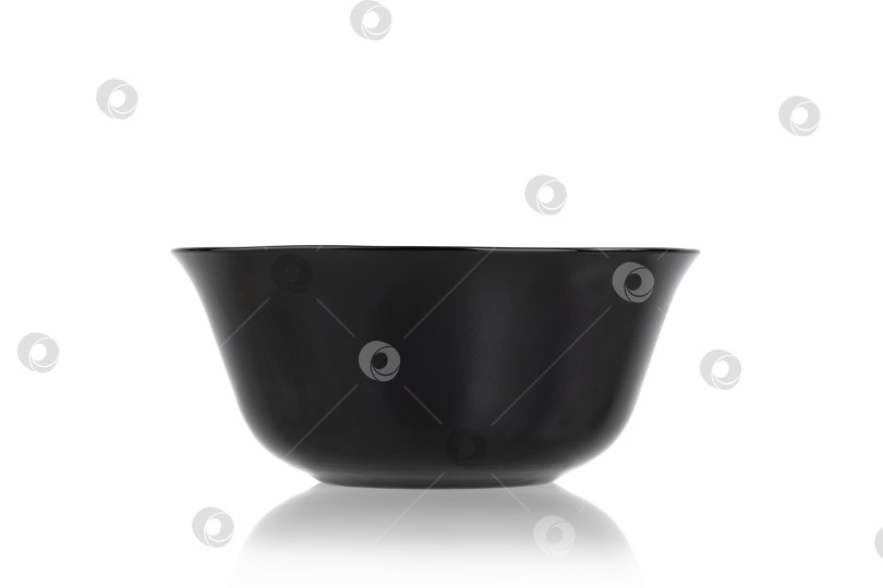 Скачать черная круглая фарфоровая тарелка, выделяющаяся на белом фоне фотосток Ozero