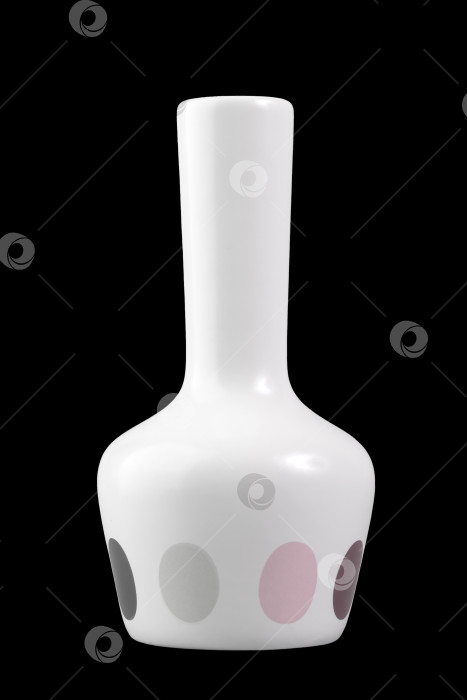 Скачать фарфоровая ваза с узким горлышком, выделяющаяся на черном фоне фотосток Ozero