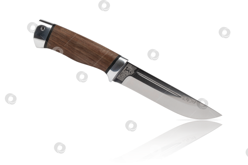 Скачать охотничий нож ручной работы из нержавеющей стали с деревянной ручкой, изолированный на белом фоне фотосток Ozero