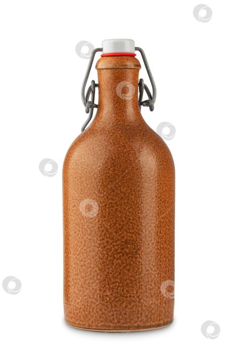 Скачать винтажная глиняная бутылка для вина с резиновой пробкой, изолят на белом фоне фотосток Ozero
